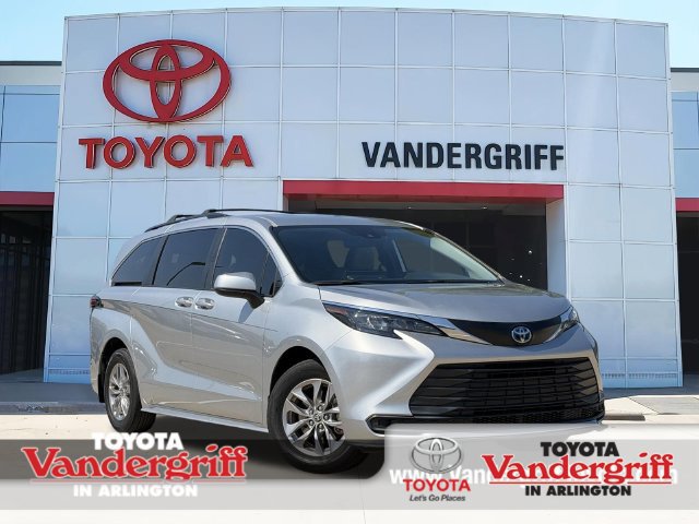 Used 2025 Toyota Sienna LE FWD image 1