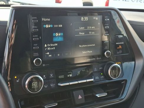 Used 2022 Toyota Highlander XLE AWD/4WD image 18