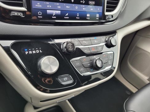 Used 2024 Chrysler Pacifica Touring-L image 23