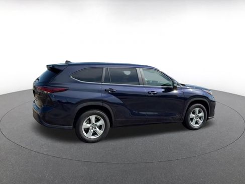 Used 2025 Toyota Highlander LE FWD image 11