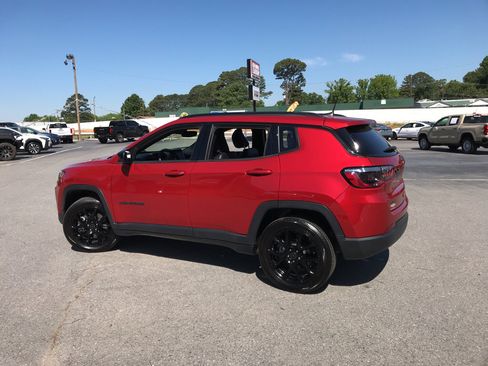 Used 2026 Jeep Compass Latitude AWD/4WD image 8