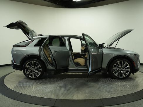 Used 2026 Cadillac Lyriq Signature Luxury w/ Nappa Leather Package AWD/4WD image 11