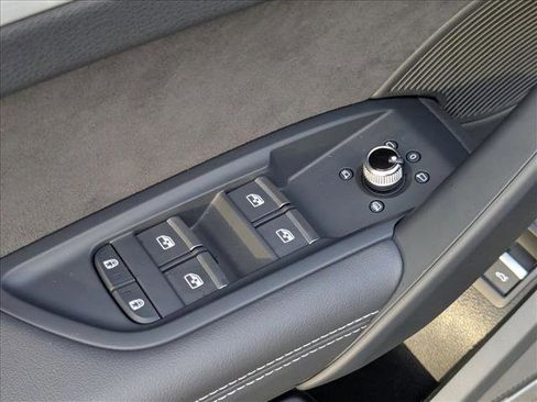 Used 2023 Audi Q5 e Prestige AWD/4WD image 11