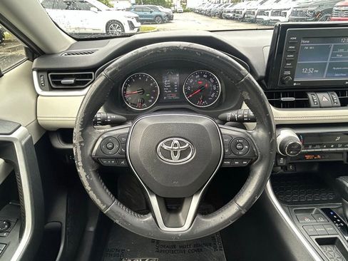 Used 2020 Toyota RAV4 XLE Premium FWD image 18