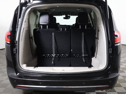 Used 2023 Chrysler Pacifica Touring-L FWD image 15