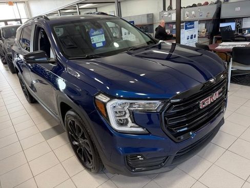 Used 2023 GMC Terrain SLE w/ Elevation Edition FWD image 2