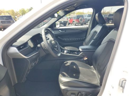 Used 2023 Jeep Grand Cherokee Altitude AWD/4WD image 5