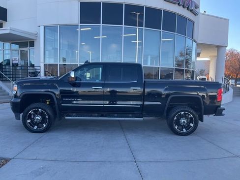 Used 2018 GMC Sierra 3500 Denali w/ Duramax Plus Package image 4