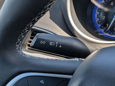 Used 2025 Chrysler Pacifica Select FWD image 31