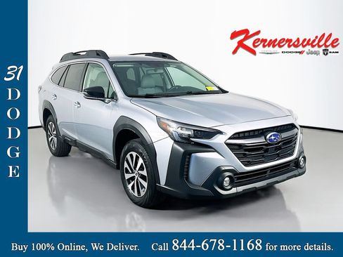 Used 2025 Subaru Outback Premium AWD/4WD image 1