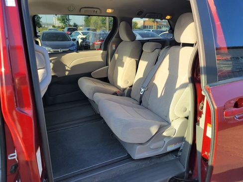 Used 2018 Toyota Sienna LE w/ Carpet Mat Package FWD image 19