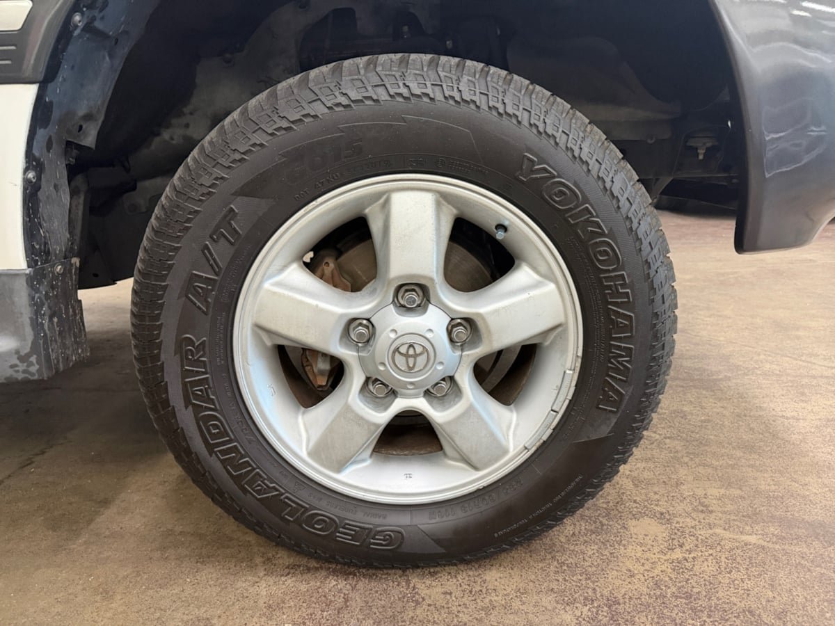 Used 2004 Toyota Land Cruiser AWD/4WD image 25