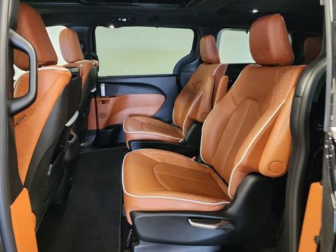 Used 2025 Chrysler Pacifica Pinnacle FWD image 15