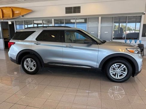 Used 2020 Ford Explorer XLT AWD/4WD image 2