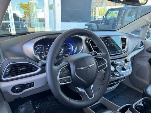 Used 2022 Chrysler Pacifica Touring-L image 25