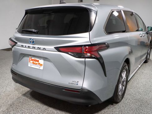 Used 2021 Toyota Sienna XLE image 7