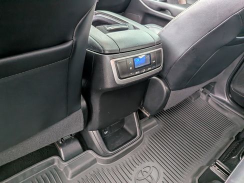 Used 2019 Toyota Highlander XLE image 21