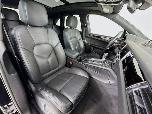 Used 2021 Porsche Macan image 30