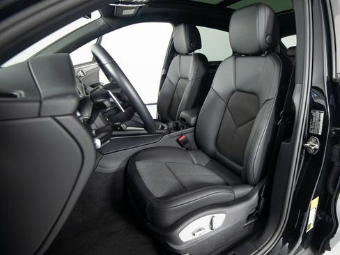 Certified 2025 Porsche Macan image 16