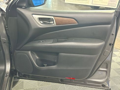 Used 2018 Nissan Pathfinder Platinum image 43