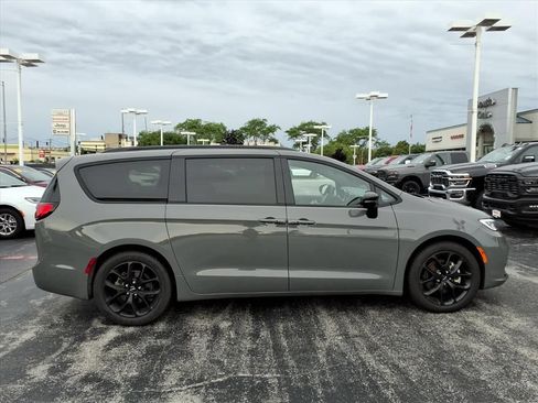 Certified 2025 Chrysler Pacifica Limited FWD image 2