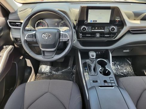 Used 2025 Toyota Highlander LE FWD image 6