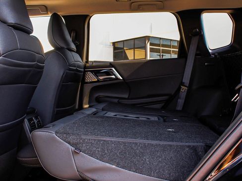 New 2025 Mitsubishi Outlander SE image 33