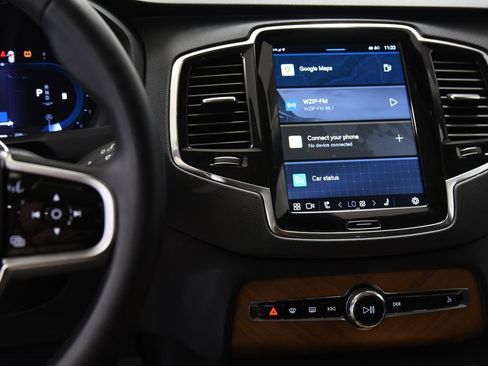 Used 2023 Volvo XC90 B6 Plus image 24