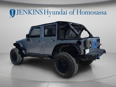 Used 2017 Jeep Wrangler Unlimited Sahara AWD/4WD image 8