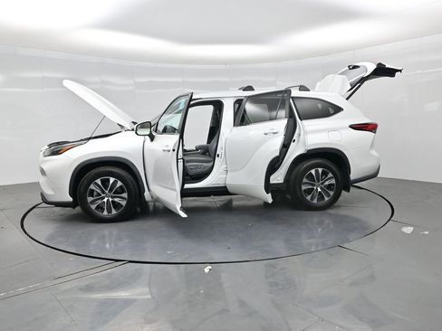 Used 2023 Toyota Highlander XLE AWD/4WD image 30