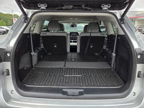 Used 2022 Toyota Highlander XLE FWD image 12