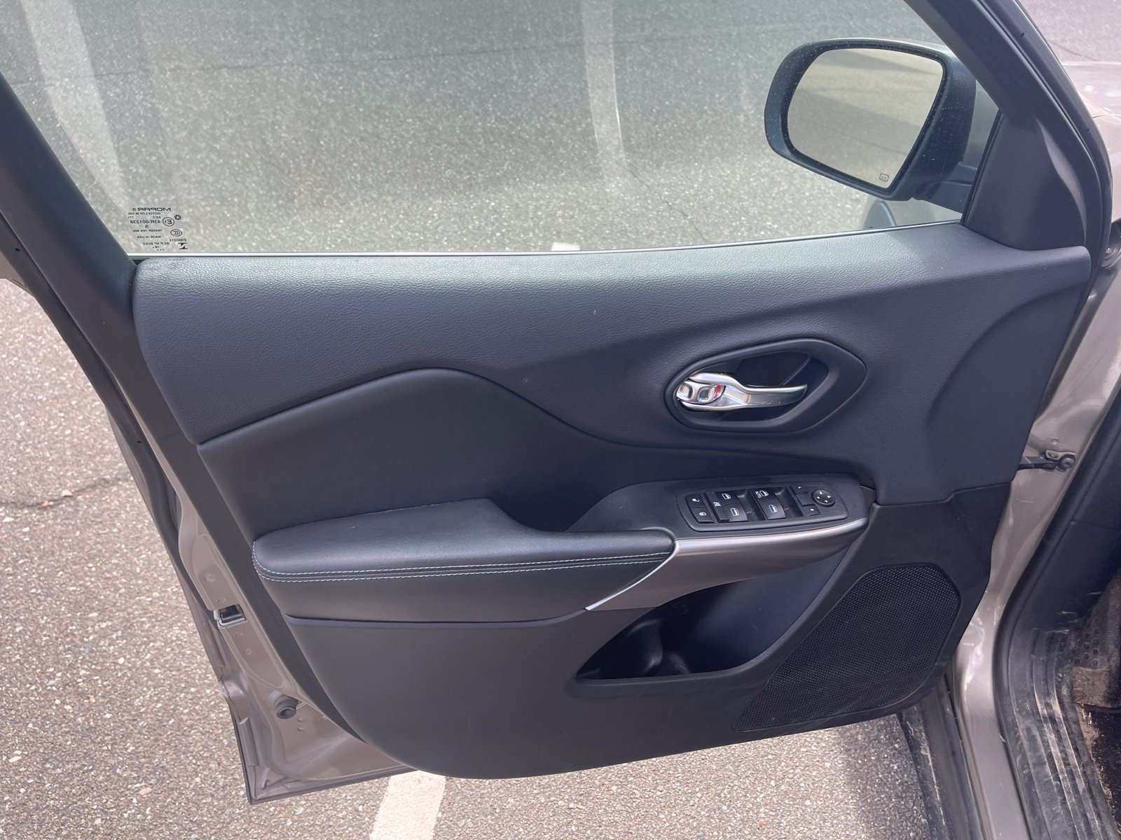 Used 2019 Jeep Cherokee Latitude w/ Popular Appearance Group FWD image 11