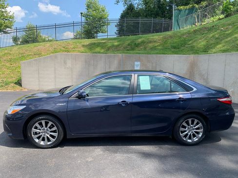 Used 2015 Toyota Camry XLE w/ Moonroof Package FWD image 2