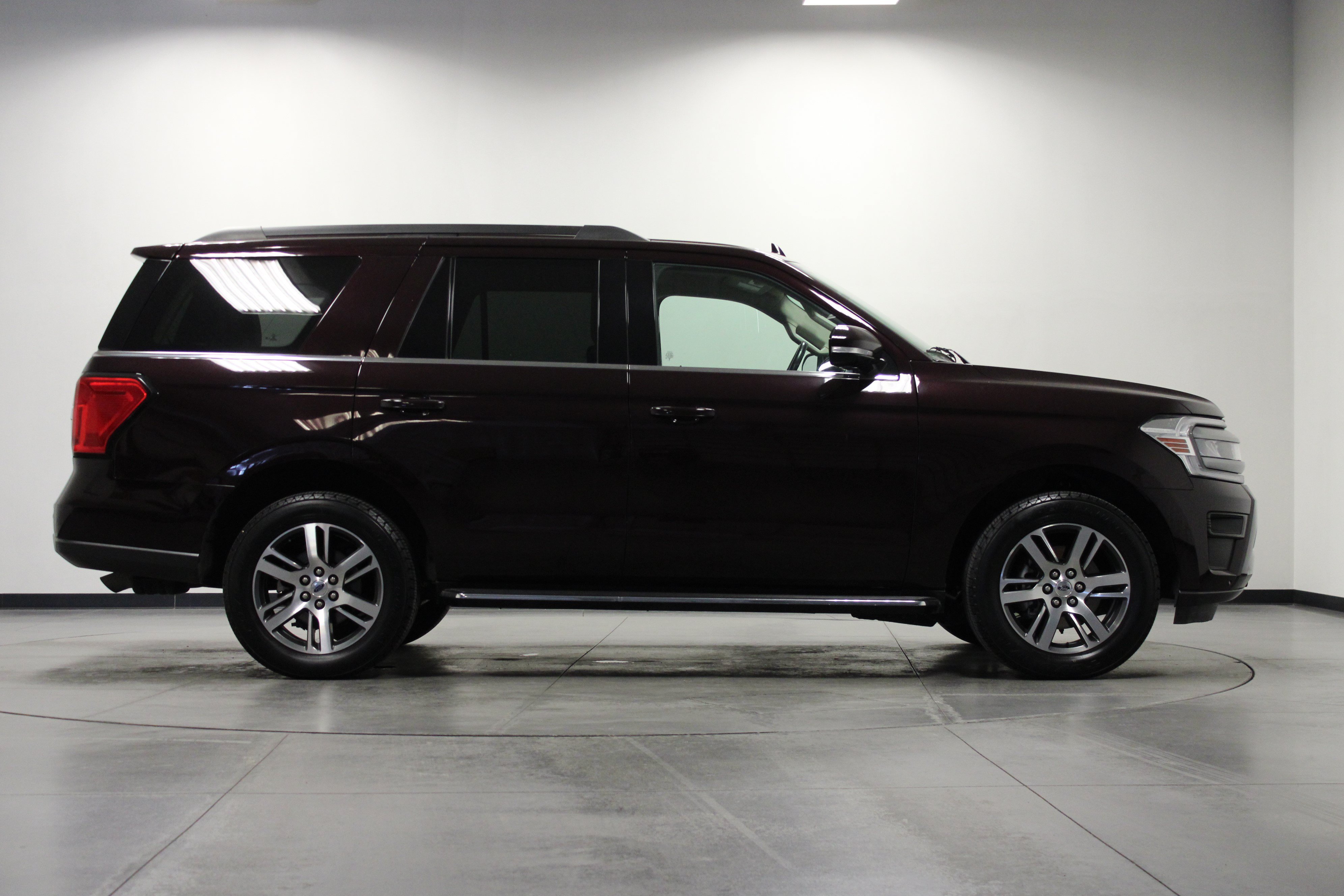 Used 2023 Ford Expedition XLT AWD/4WD image 3