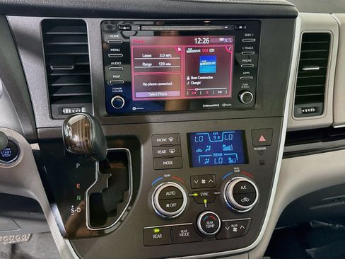 Used 2020 Toyota Sienna XLE FWD image 18