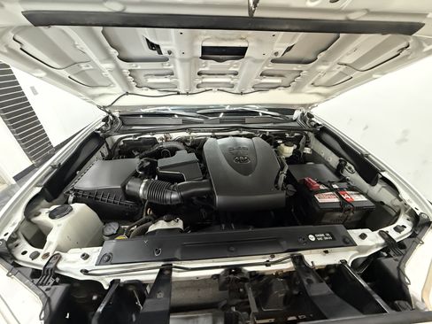 Used 2017 Toyota Tacoma TRD Off-Road image 24