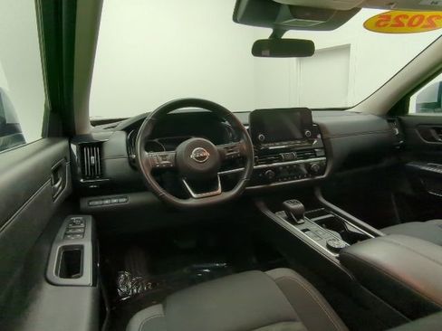 Used 2025 Nissan Pathfinder SV image 19