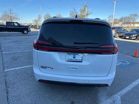 Used 2024 Chrysler Pacifica Touring-L w/ S Appearance Package image 22