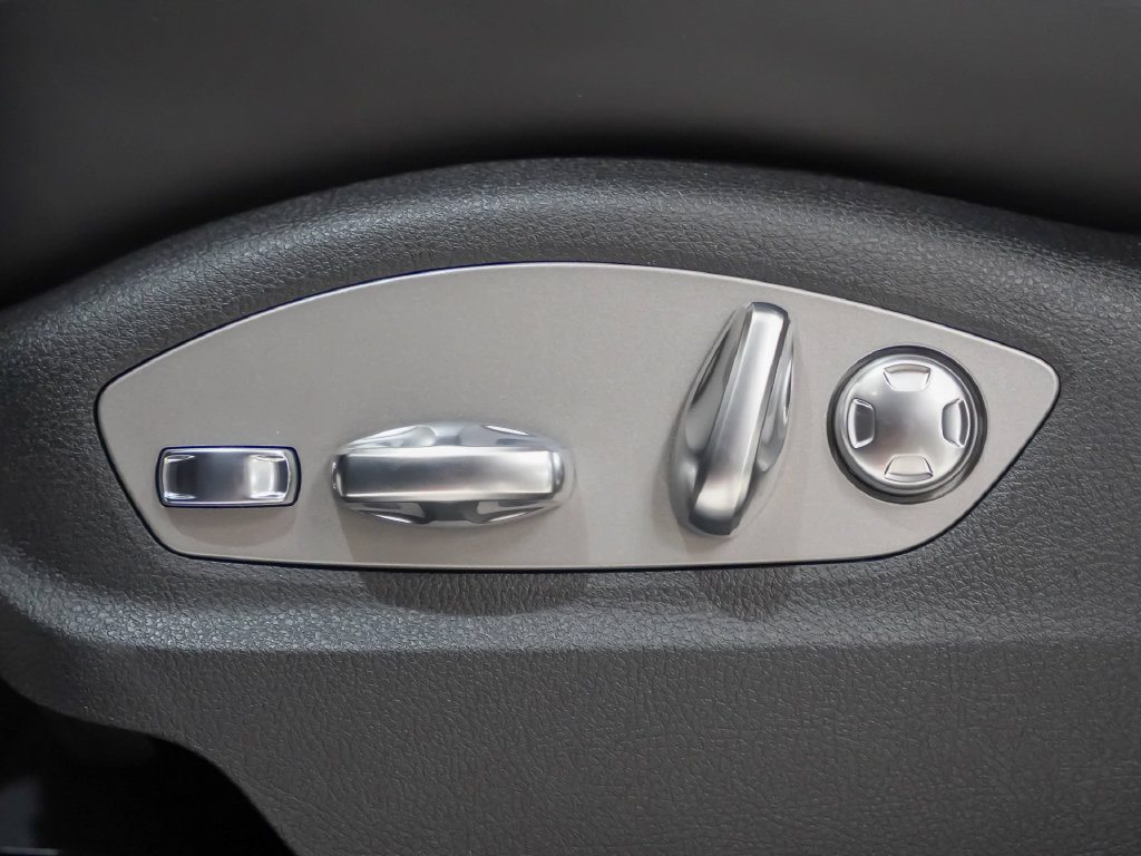 Certified 2026 Porsche Macan AWD/4WD image 24