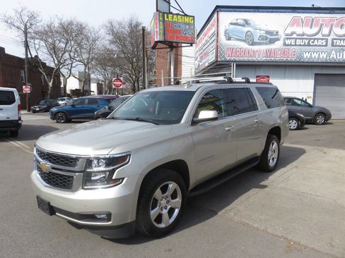 Used 2016 Chevrolet Suburban LT image 2