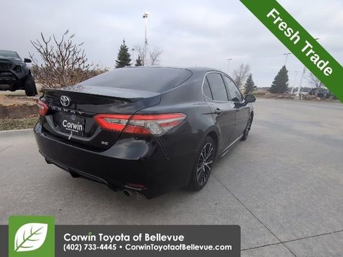 Used 2018 Toyota Camry SE image 3