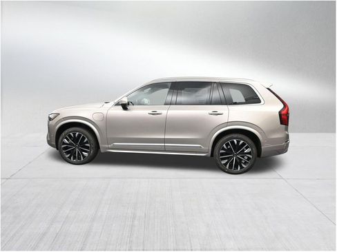 New 2026 Volvo XC90 T8 Plus w/ Protection Package Premier AWD/4WD image 2