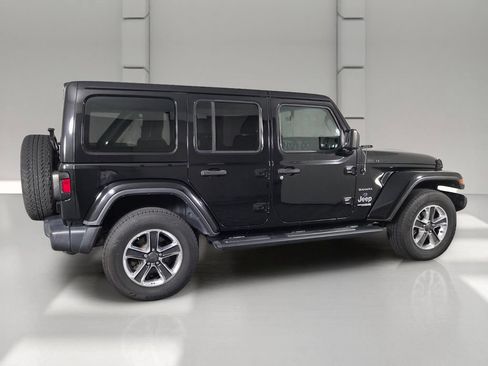 Used 2019 Jeep Wrangler Unlimited Sahara AWD/4WD image 4