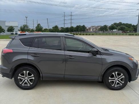 Used 2018 Toyota RAV4 LE FWD image 4