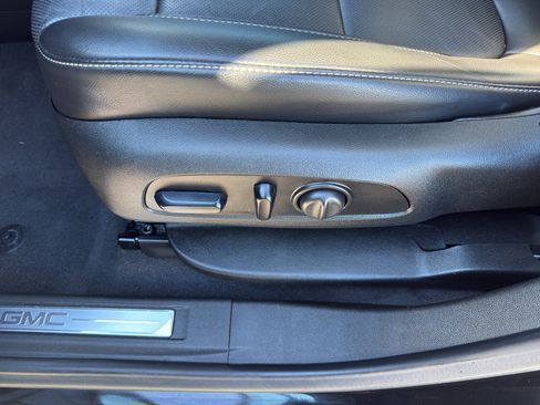 Certified 2023 GMC Acadia SLT w/ Preferred Package image 16