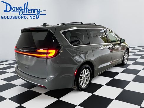 Used 2022 Chrysler Pacifica Touring-L image 5