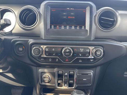 Used 2022 Jeep Gladiator Willys image 16