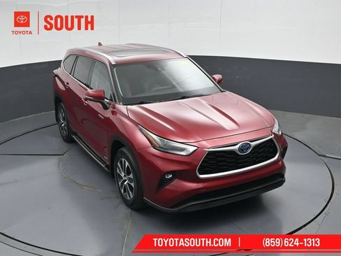 Used 2021 Toyota Highlander XLE AWD/4WD image 49