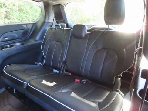 Used 2022 Chrysler Pacifica Limited w/ S Appearance Package image 37