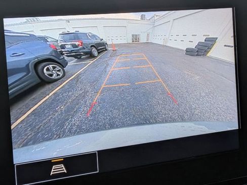 Used 2023 Chevrolet Traverse LT image 20